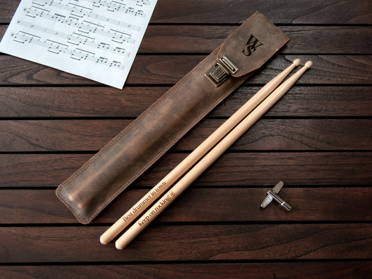 Gegraveerde Drumstokken met Leren Hoes (Donkerbruin)