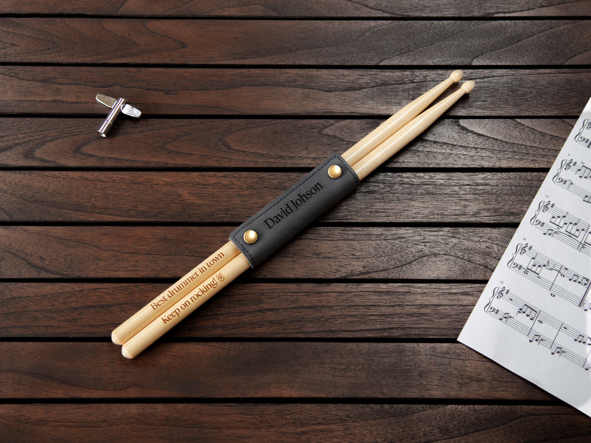 Gegraveerde Drumstokken met Leren Sleeve (Zwart)