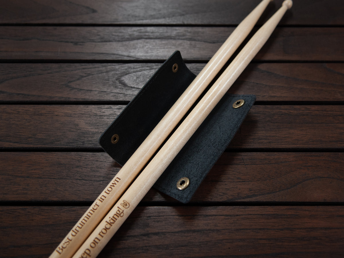 Gegraveerde Drumstokken met Leren Sleeve (Zwart)