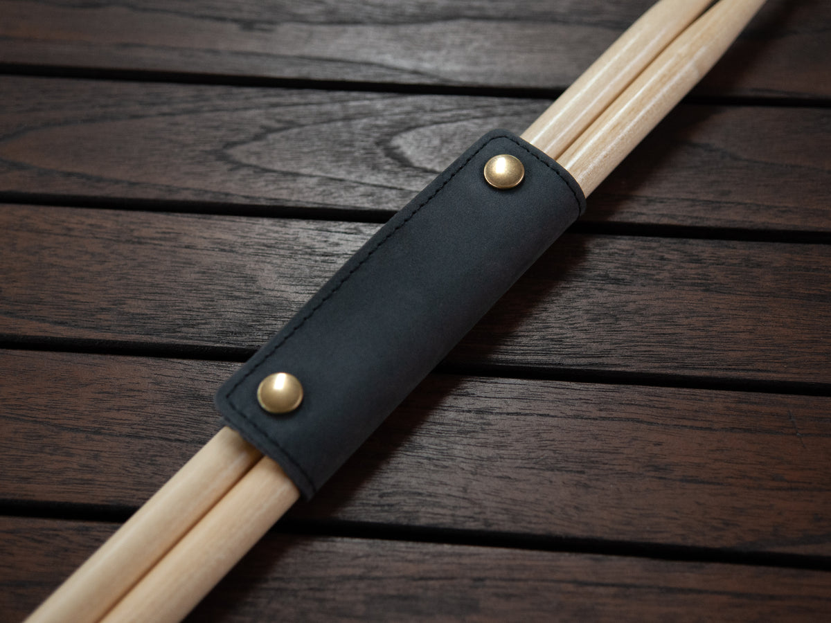 Gegraveerde Drumstokken met Leren Sleeve (Zwart)