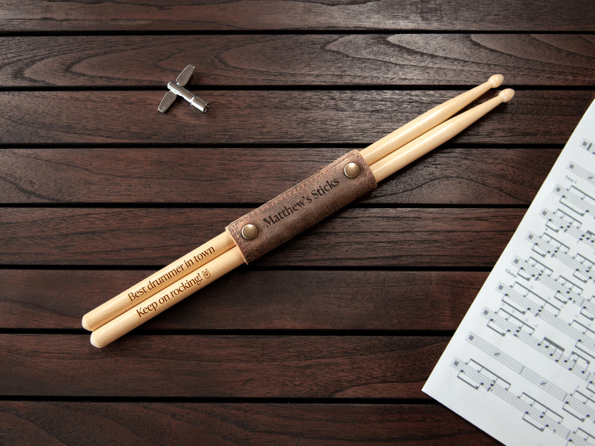 Gegraveerde Drumstokken met Leren Sleeve (Donkerbruin)