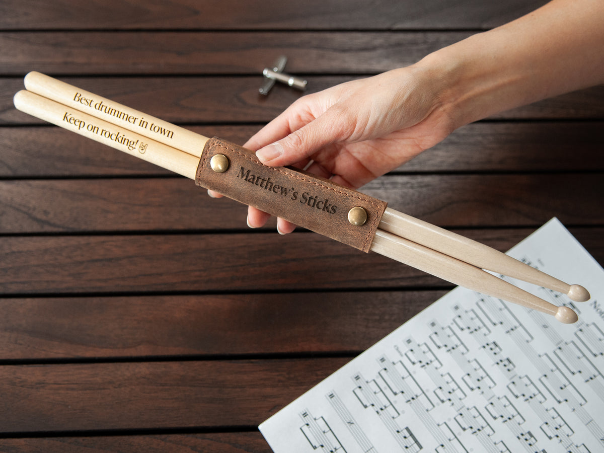 Gegraveerde Drumstokken met Leren Sleeve (Donkerbruin)