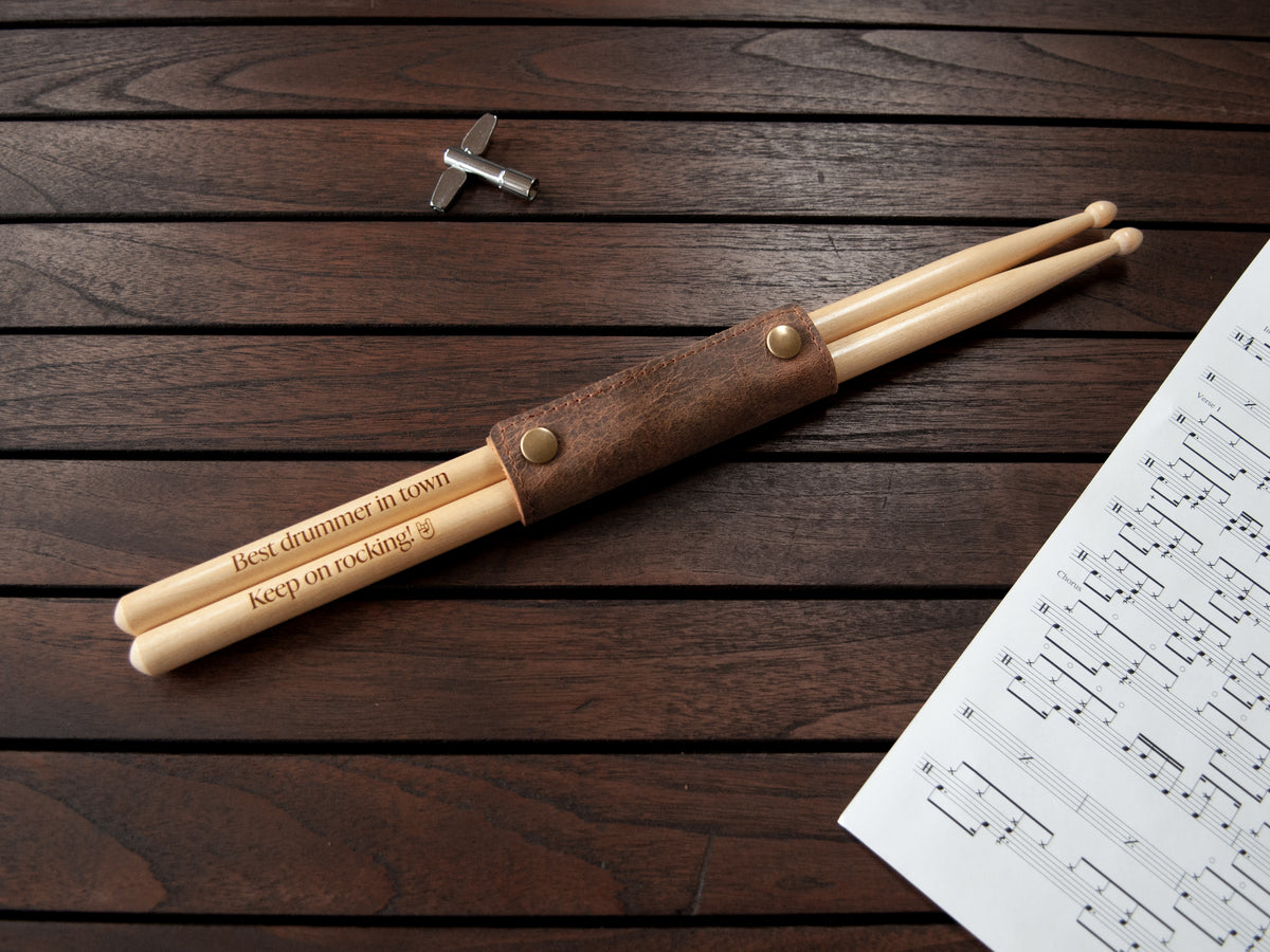 Gegraveerde Drumstokken met Leren Sleeve (Donkerbruin)